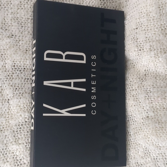 KAB Day + Night Eyeshadow Palette, 21.6g/0.76oz - Picture 6 of 11